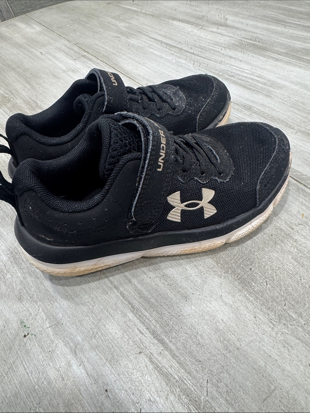 Boys Under Armour Sneakers, Size 1Y - Picture 5 of 8